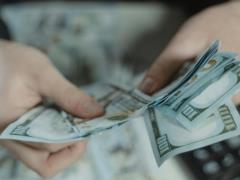Is it worth buying dollars: Ukrainians told what it is better to invest in money in