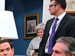 Дональд Трамп повесил свое фото под арестом в Белом доме