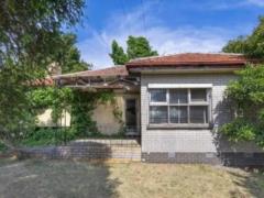 Empty for 30 years: a too dangerous house was sold at a  