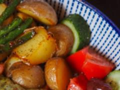 Сытный салат из жареного картофеля, с рыбой и вкусным соусом: рецепт блюда для ужина