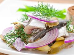 Вкусный салат с селедкой для праздничного стола: из чего приготовить