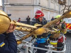 С одного из куполов Киево-Печерской лавры пришлось снять опасно сместившийся крест