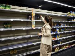В ожидании беды: люди снова разгребают все продукты в супермаркетах