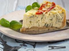 Сытный соленый чизкейк с лососем и крабовыми палочками: понадобится крекер