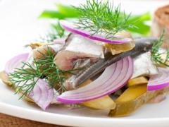 Сытный салат с маринованным луком и селедкой: можно есть в пост