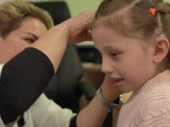  Она наконец-то услышит пение птиц : 6-летняя Альбина из Балаклеи получила слуховые аппараты от Фонда Рината Ахметова