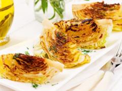 Запеченная молодая капуста с чесноком: как приготовить вкусное сезонное блюдо