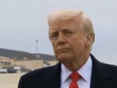 Трамп случайно получил микрофоном по лицу: журналистка принесла извинения.