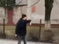 В Волынской области мужчина с пистолетом пытался убежать от ТЦК - видео