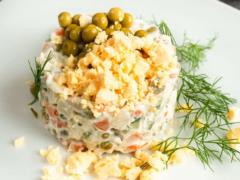 Легкий оливье для пасхального стола: рецепт самого вкусного домашнего салата