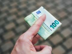 Две страны Европы приняли неожиданное решение о бумажных деньгах: как повлияла агрессия России