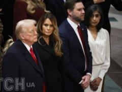 Дональд Трамп заснул прямо во время молебна в США: жена Мелания насмешила реакцией