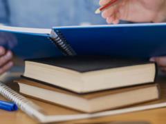 Книжные бестселлеры месяца: какие книги покорили читателей