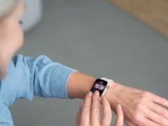 Еще один прорыв: Apple запатентовала складывающийся Apple Watch