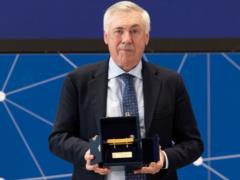 Anchelotti rejoicing the special prize at ceremony
