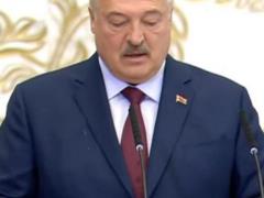 Лукашенко на инаугурации принес присягу с пятнами на пиджаке
