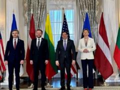 Госсекретарь США подтвердил обязательства по безопасности стран Балтии