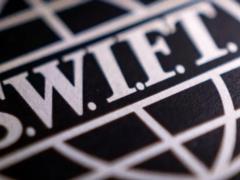 В ЕС не планируют подключать российские банки к SWIFT и ослаблять санкции против России — Euractiv