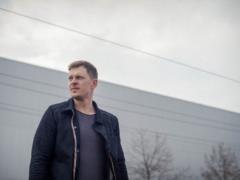 Актер Андрей Исаенко после попадания дрона РФ в его дом признался, как помогает жителям