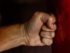 Из-за просьбы не включать российскую музыку: на Ивано-Франковщине напали на женщину