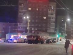 В Мурманске неизвестный с крыши обстреливает автомобили и дома