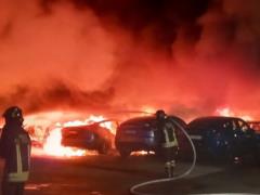 В Риме вспыхнул автосалон Tesla: пострадали 17 машин