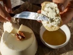 Сыр, который вреден для сердца: объяснение диетолога