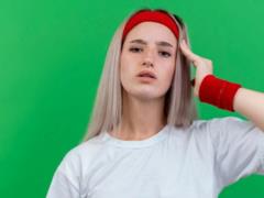 Как удалить желтые пятна от пота на белой одежде: лайфхак