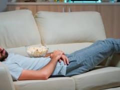 Привычка, влияющая на отдых: почему нельзя спать с включенным телевизором
