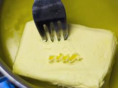 Россиян кормят маслом с  мясным клеем  и крахмалом: каждая 4-я пачка оказалась подделкой