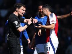 The scandalous Kinzivka in the Premier League: Gravtsi Eertona Zmuli Arbitra restart the match iz arsenal pirl in front of the f