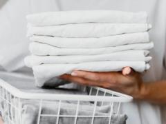 Устойчивые пятна исчезнут из белой одежды: используйте домашний раствор