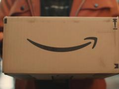 Шезлонги, скутеры, кондиционеры: Amazon начал отменять заказы из Китая из-за пошлин Трампа