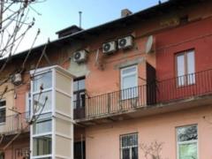 Во Львове заботливые жители установили внешний лифт для своего соседа.
