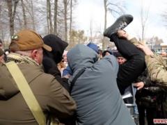 В Житомирской области во время митинга против закрытия отделения больницы гендиректора бросили в мусорный бак