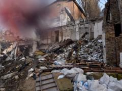 В Академии Бойчука, которую повредила российская ракета, открылась выставка современного искусства  Тело/хрупкость 