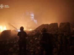 Атака РФ на Киев: спасатели показали фото ликвидации последствий