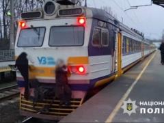Цеплялись за трамваи и электропоезда в Киеве: как накажут родителей подростков-зацеперов