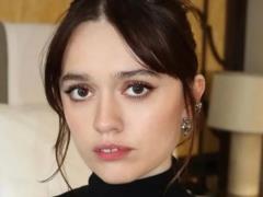 Актриса Эйми Лу Вуд ответила SNL на насмешки над ее зубами
