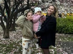 Жена Скичко впервые за время войны вернулась в Украину с дочерьми