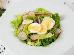 Самый вкусный салат из двух полезных овощей: готовится без майонеза