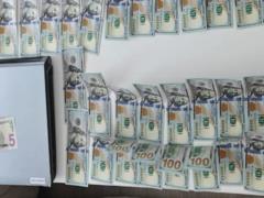Мошенники  подсовывали  украинцам фальшивые доллары: кто мог получить подделку