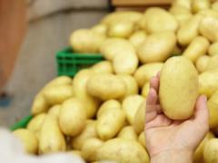 Картофель не прорастет: какой фрукт нужно положить возле нее