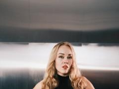Елена Тополя в образе рокерши перепела на украинском свой легендарный хит  Точка на карте 