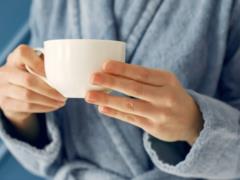 Средство, действеннее за уксус: как отмыть чашки от налета за 2 минуты