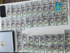 На Киевщине трое сообщников покупали телефоны Apple за поддельные доллары
