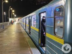 Пассажир попал под поезд: в Киеве закрыли на вход станции Красной линии метро
