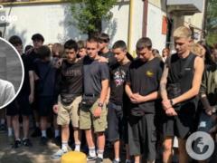 Принесли портрет и цветы: в Киеве школьники и друзья почтили память 17-летнего Даниила, которого убила вражеская ракета.