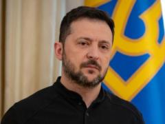 Просто и сдержанно: Зеленский сменил милитари образ для прощания с Папой Римским.