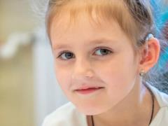  Наконец-то услышит мир вокруг : 5-летняя София из Луганщины получила слуховые аппараты, обеспеченные Фондом Рината Ахметова
